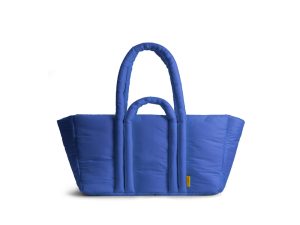 Puft oversized tote bag in blue, styled as an everyday carry tote bag for work and winter travel.