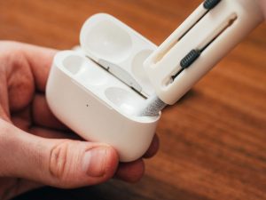 Capsule gadget cleaning kit as a practical Galentine’s gift