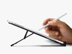 Comparison of laptop on flat desk versus raised stand showing cooling benefits