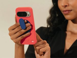 Matching phone case with outfit using complementary tones