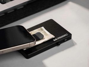 Phone wallet with RFID protection preventing unauthorised card scanning
