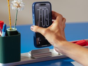 DailyObjects Bar Desk Organiser phone stand keeps your smartphone visible during work hours.